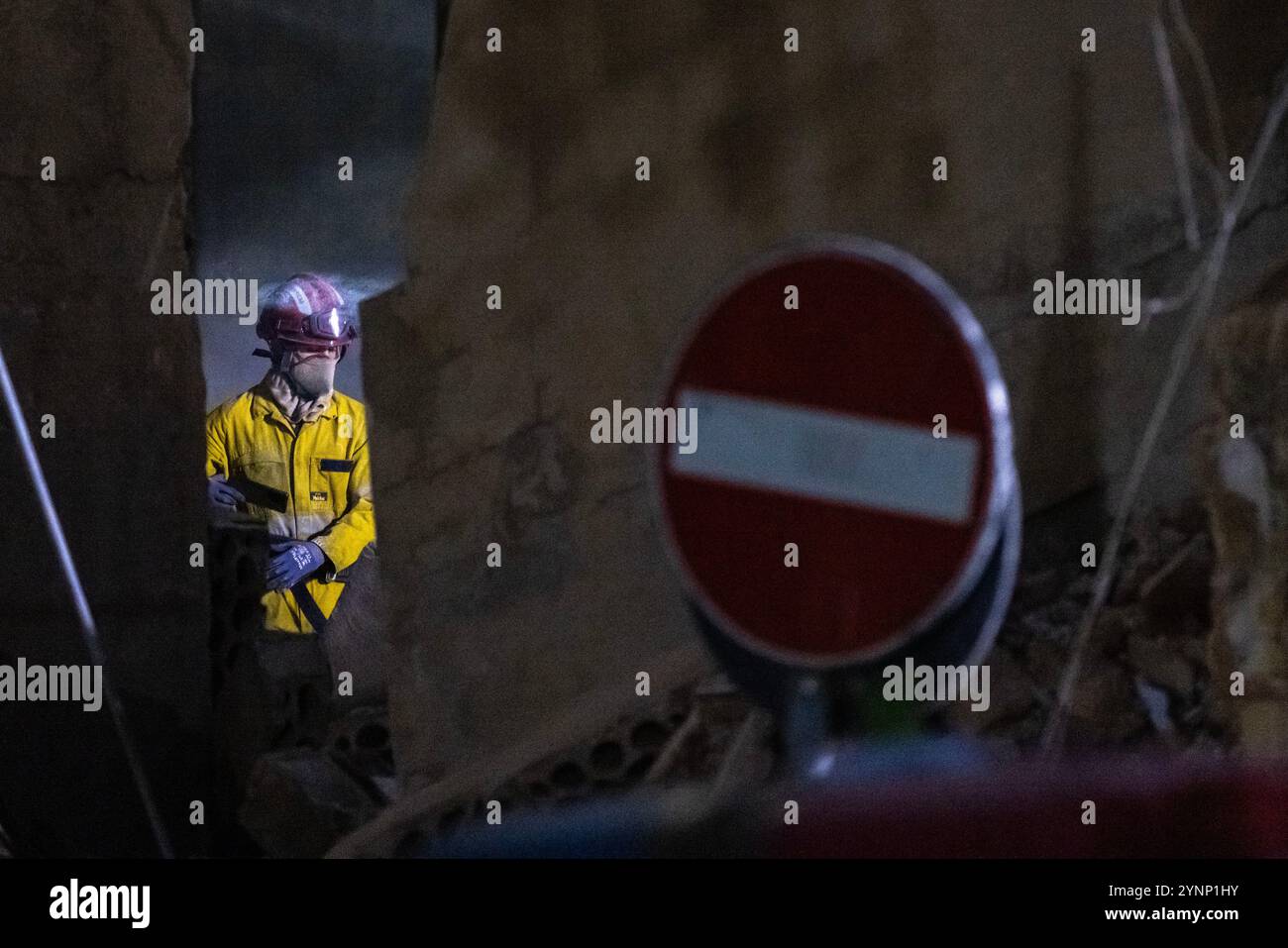 Beirut, Libano. 26 novembre 2024. Un primo soccorritore perquisisce le macerie dopo un attacco israeliano ha livellato un edificio residenziale il 26 novembre 2024 a Beirut, in Libano. Le strade erano caotiche, dato che la gente portava sacchi di evacuazione e cercava le mappe per trovare luoghi sicuri dove fuggire. Sono state sentite sparatorie anche quando la gente ha avvertito i loro vicini quando Israele minacciava luoghi. Le forze israeliane hanno ripetutamente attaccato Beirut e in tutto il Libano prima di un possibile cessate il fuoco. (Credit Image: © Daniel Carde/ZUMA Press Wire) SOLO PER USO EDITORIALE! Non per USO commerciale! Foto Stock