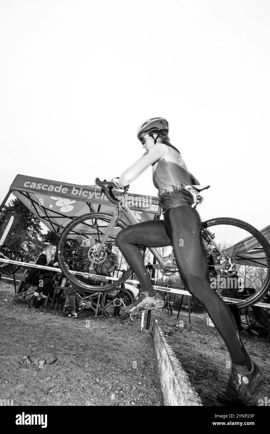 WA26249-00-BW..... WASHINGTON - gara di ciclocross delle donne nel North SeaTac Park, città di SeaTac. Cat 3-4 /40+ 50+ 60+ Foto Stock