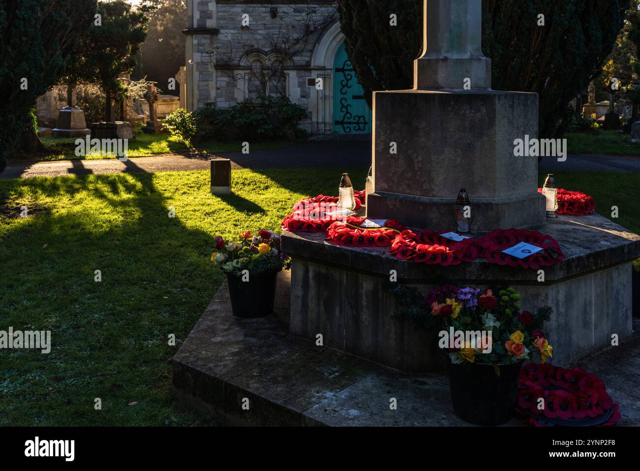 Poppy commemorazione di guerra ghirlande e fiori posati dalla Croce del sacrificio all'Old Cemetery in the Common a Southampton, Hampshire, Inghilterra, Regno Unito Foto Stock