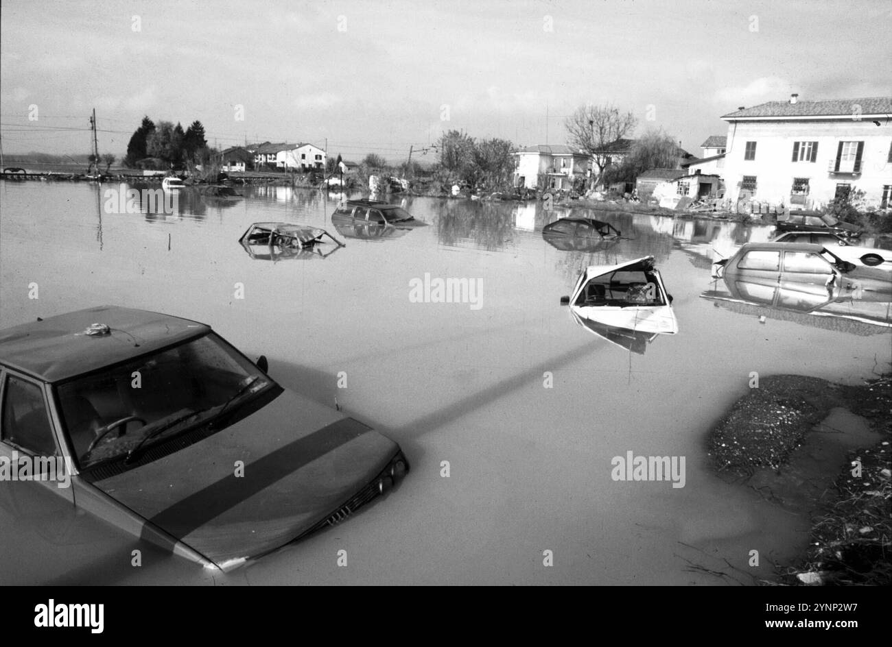 PHOTO REPERTORY - ASTI - ASTI AUTO SOMMERSE ALLUVIONALI (ASTI - 1994-11-27, Maurizio Maule) ps la foto può essere utilizzata nel rispetto del contesto in cui è stata scattata, e senza intento diffamatorio del decoro delle persone rappresentate solo uso editoriale Foto Stock