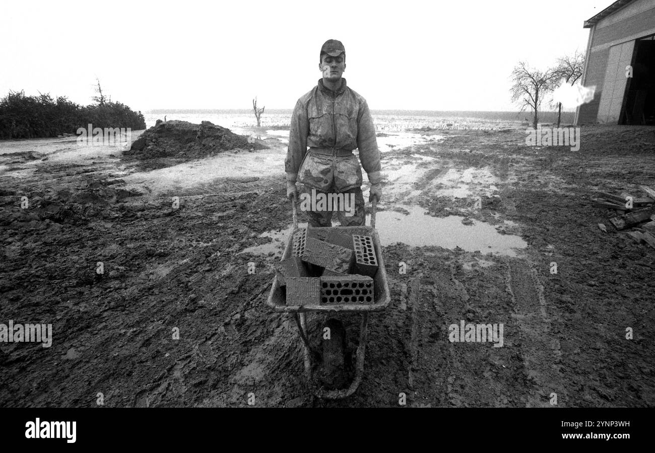 ARCHIVIO FOTOGRAFICO - ALESSANDRIA - **TARIFFA SPECIALE** ALLUVIONE IN PIEMONTE, ALESSANDRIA, VOLONTARI AIUTANO NELLE AREE ALLAGATE PER danni PROVOCATI DAL FIUME TANARO (ALESSANDRIA - 1994-11-10, SILVANO DEL PUPPO) ps la foto può essere utilizzata nel rispetto del contesto in cui è stata scattata, e senza intento diffamatorio del decoro delle persone rappresentate solo uso editoriale Foto Stock