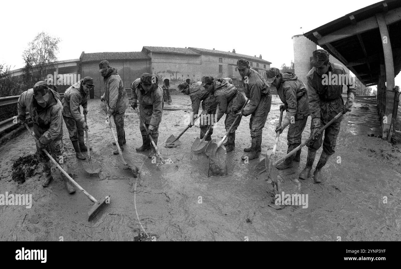 ARCHIVIO FOTOGRAFICO - ALESSANDRIA - **TARIFFA SPECIALE** ALLUVIONE IN PIEMONTE, ALESSANDRIA, VOLONTARI AIUTANO NELLE AREE ALLAGATE PER danni PROVOCATI DAL FIUME TANARO (ALESSANDRIA - 1994-11-10, SILVANO DEL PUPPO) ps la foto può essere utilizzata nel rispetto del contesto in cui è stata scattata, e senza intento diffamatorio del decoro delle persone rappresentate solo uso editoriale Foto Stock