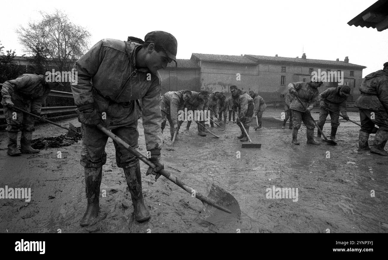 ARCHIVIO FOTOGRAFICO - ALESSANDRIA - **TARIFFA SPECIALE** ALLUVIONE IN PIEMONTE, ALESSANDRIA, VOLONTARI AIUTANO NELLE AREE ALLAGATE PER danni PROVOCATI DAL FIUME TANARO (ALESSANDRIA - 1994-11-10, SILVANO DEL PUPPO) ps la foto può essere utilizzata nel rispetto del contesto in cui è stata scattata, e senza intento diffamatorio del decoro delle persone rappresentate solo uso editoriale Foto Stock