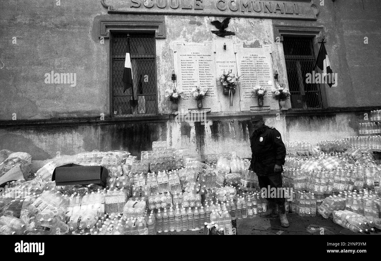 ARCHIVIO FOTOGRAFICO - ALESSANDRIA - **TARIFFA SPECIALE** ALLUVIONE IN PIEMONTE, ALESSANDRIA, VOLONTARI AIUTANO NELLE AREE ALLAGATE PER danni PROVOCATI DAL FIUME TANARO (ALESSANDRIA - 1994-11-10, SILVANO DEL PUPPO) ps la foto può essere utilizzata nel rispetto del contesto in cui è stata scattata, e senza intento diffamatorio del decoro delle persone rappresentate solo uso editoriale Foto Stock