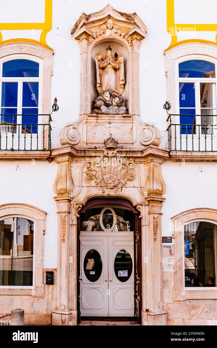 Facciata del Museo di Arte Contemporanea Elvas, Collezione António Cachola. Situato nell'edificio del vecchio ospedale di Misericórdia. Elvas, Alentejo, Foto Stock