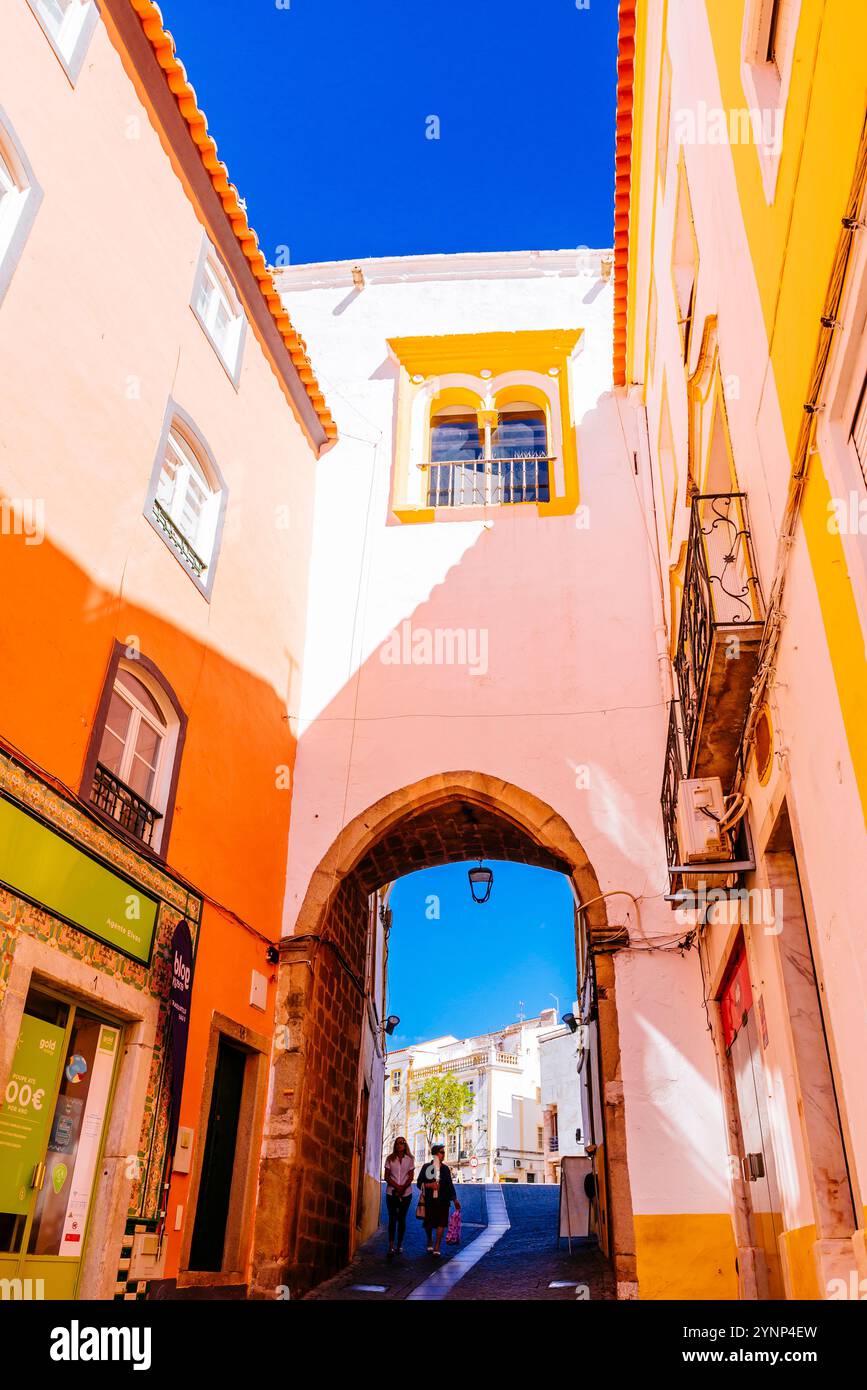 Passaggio tra Piazza della Repubblica e Cadeia Street, facciata di Cadeia Street. Elvas, Alentejo, Portogallo, Europa Foto Stock