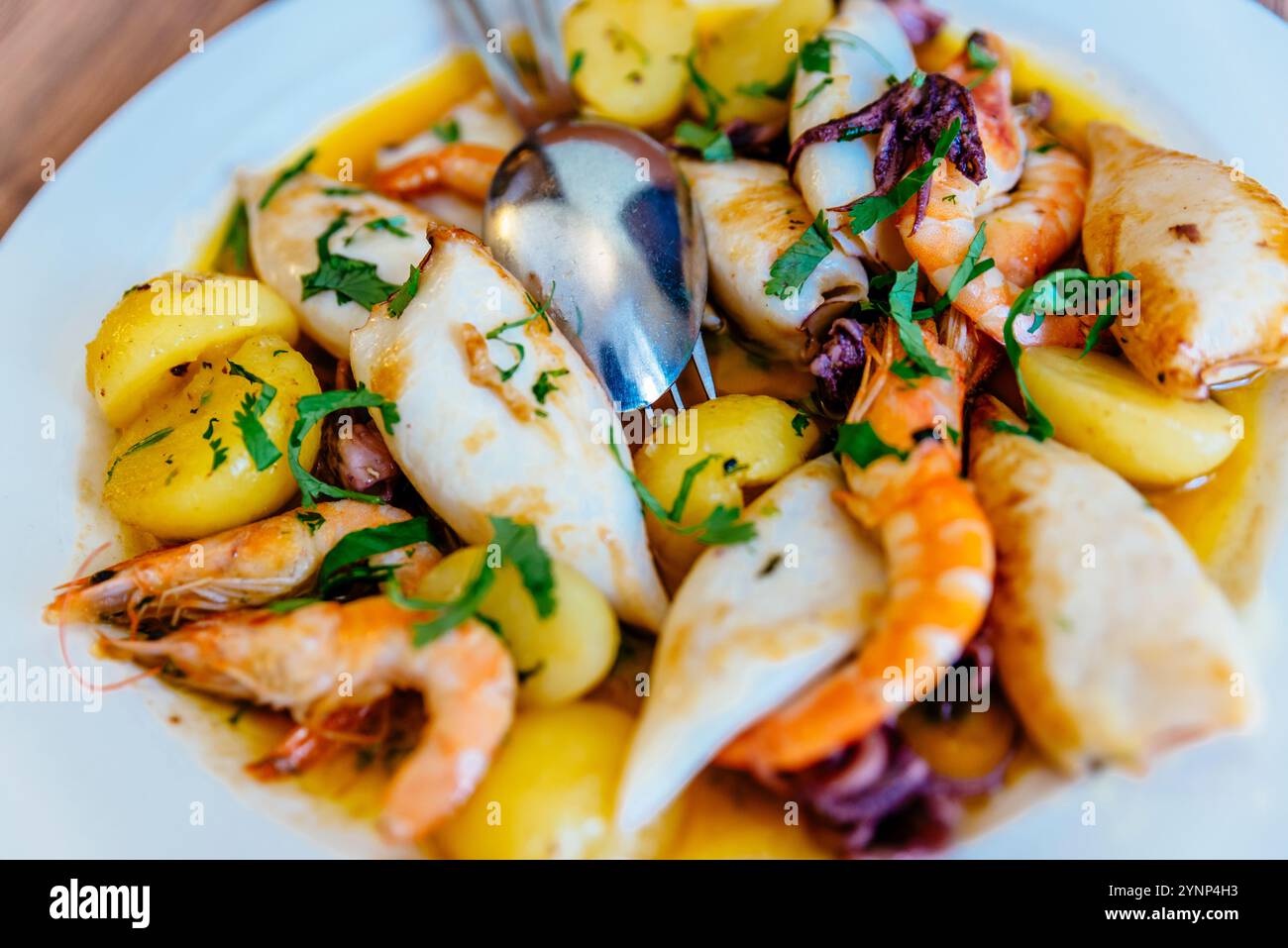 Cibo tradizionale portoghese: Calamari in stile alentejan. Elvas, Alentejo, Portogallo, Europa Foto Stock