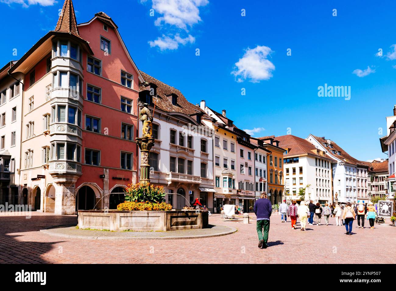 Fontana LANDSKNECHT. Statua di Landsknecht sulla colonna della fontana. Fronwagplatz è una piazza di Sciaffusa, situata al centro dei medi Foto Stock