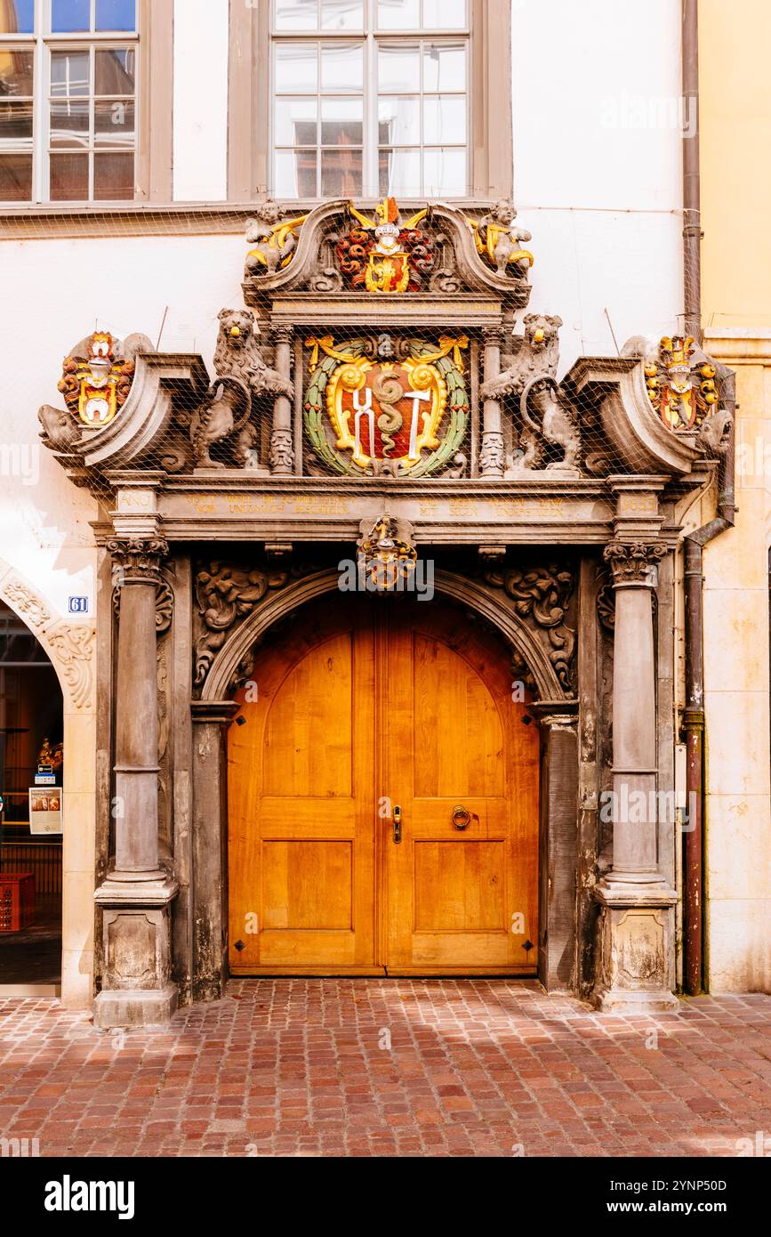 La casa delle corporazioni dei fabbri del 1393, un portale barocco con una rappresentazione di un martello e pinze fu aggiunto nel 1653. Meravigliosa porta barocca scolpita Foto Stock