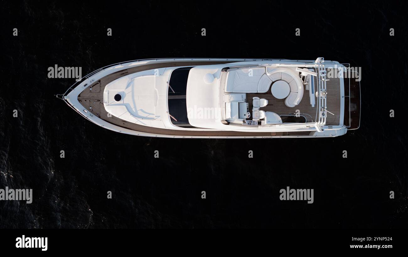 Splendida vista aerea di yacht di lusso catturata sulla splendida acqua circondata dalla natura Foto Stock