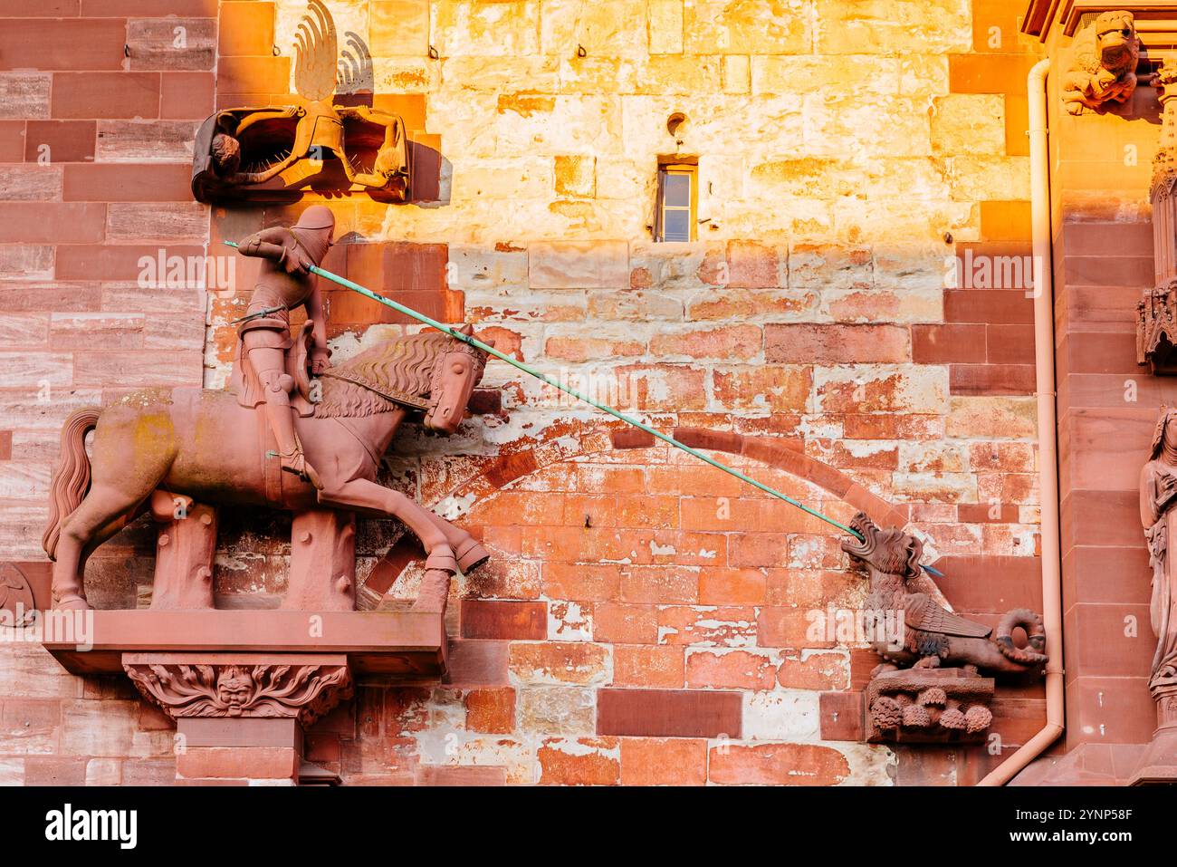 Dettaglio, San Giorgio, assassino di draghi e martire sulla facciata. Basel Minster è un edificio religioso nella città svizzera di Basilea, originariamente cattolico Foto Stock