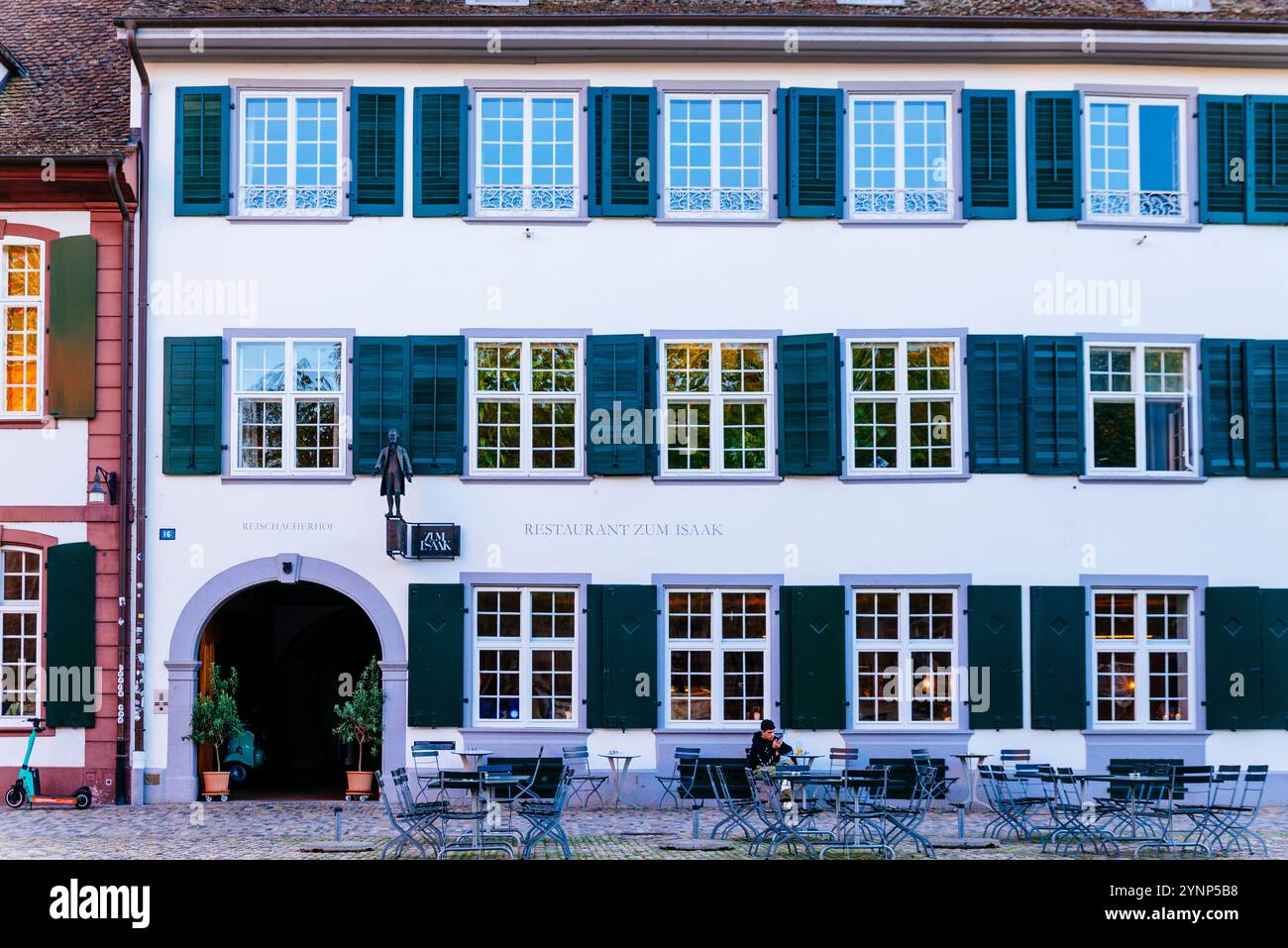 Edificio dall'architettura tipica. Ristorante Zum Isaak. Piazza Munster. Piazza pedonale di Munsterplatz. Basilea, Cantone Basilea città, Svizzera, Europa Foto Stock