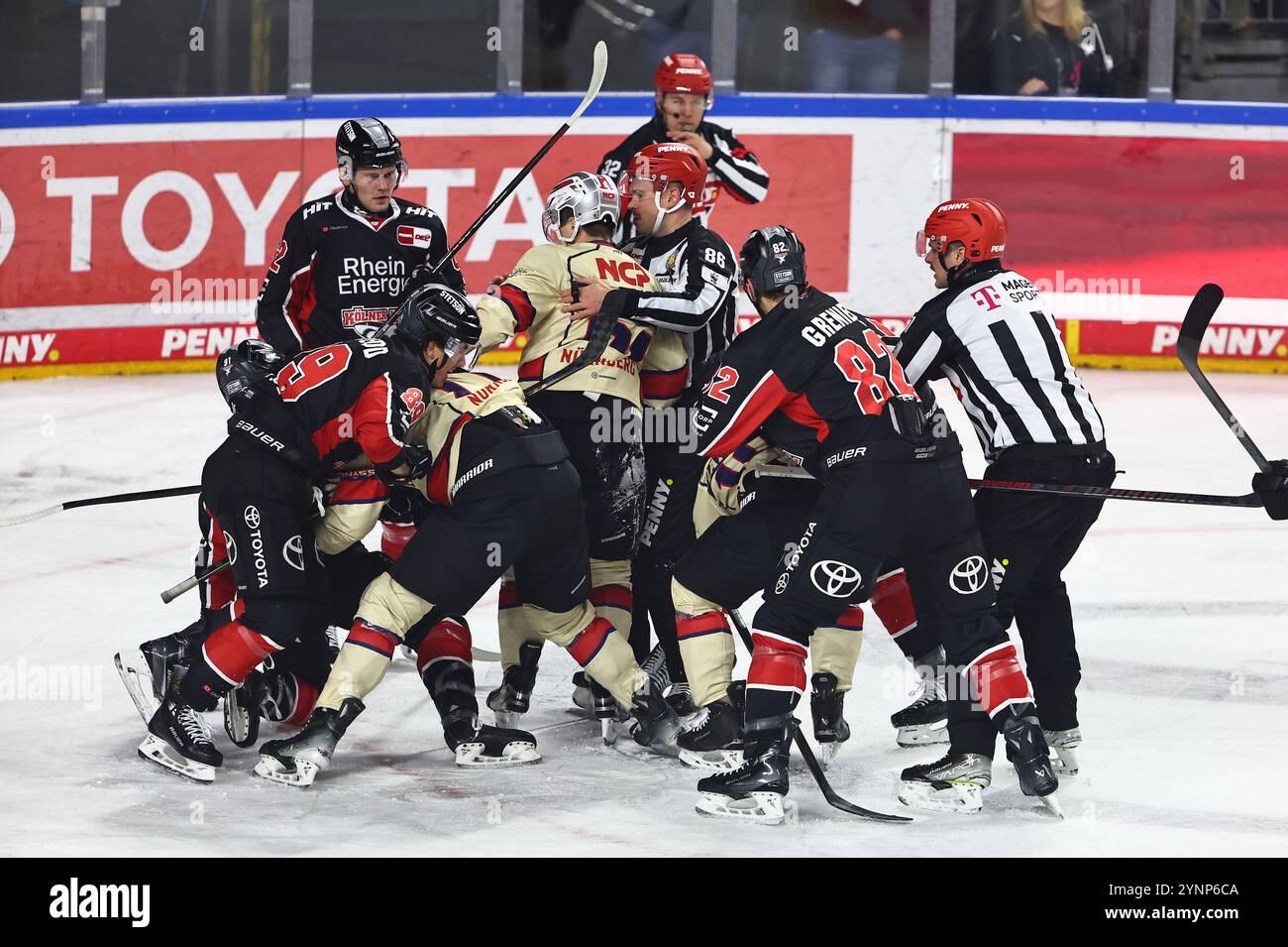 Auseinandersetzung zwischen Koelner und Nuernberger Spielern Koelner Haie vs Nuernberg Ice Tigers, Eishockey, DEL, 26.11.2024 foto: Rene Weiss/Eibner Foto Stock