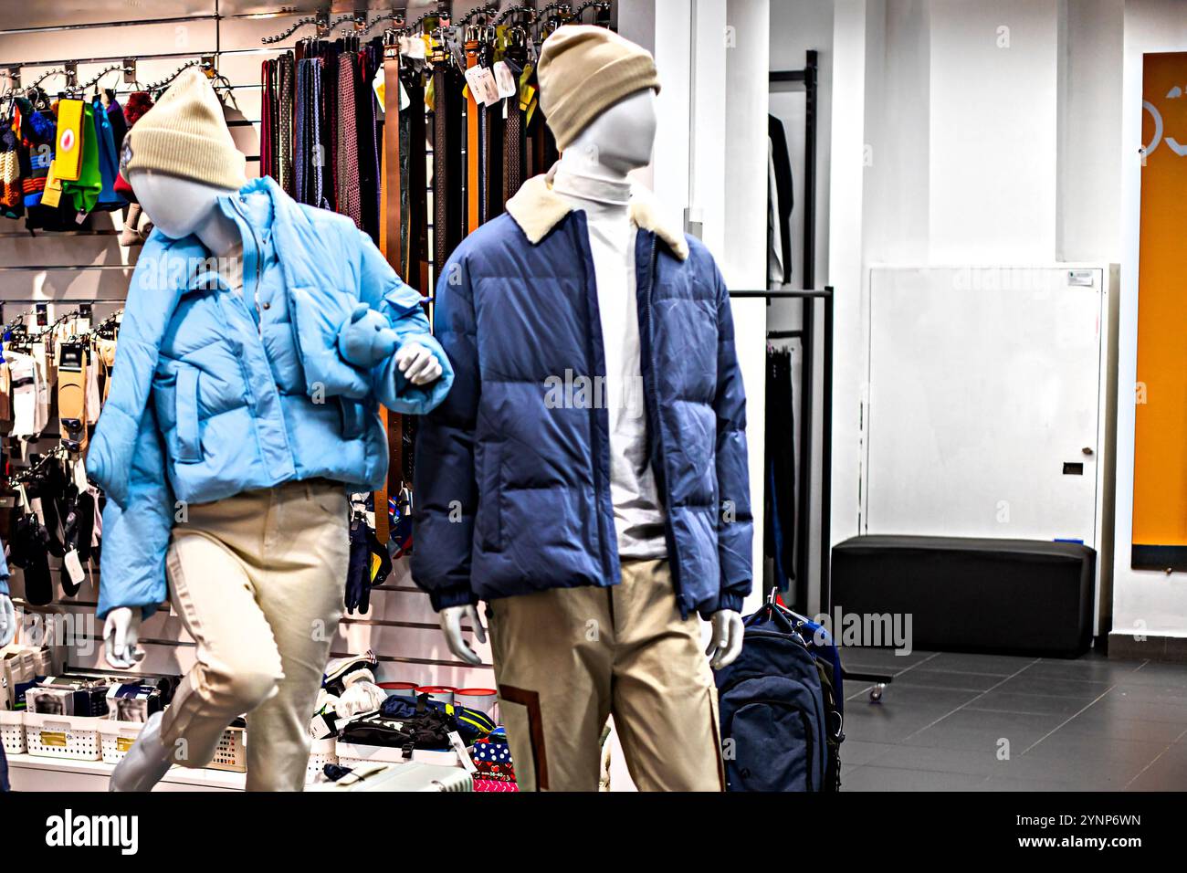 Manichino femminile e maschile in outerwear sportivi. preparazione per le vacanze sugli sci Foto Stock