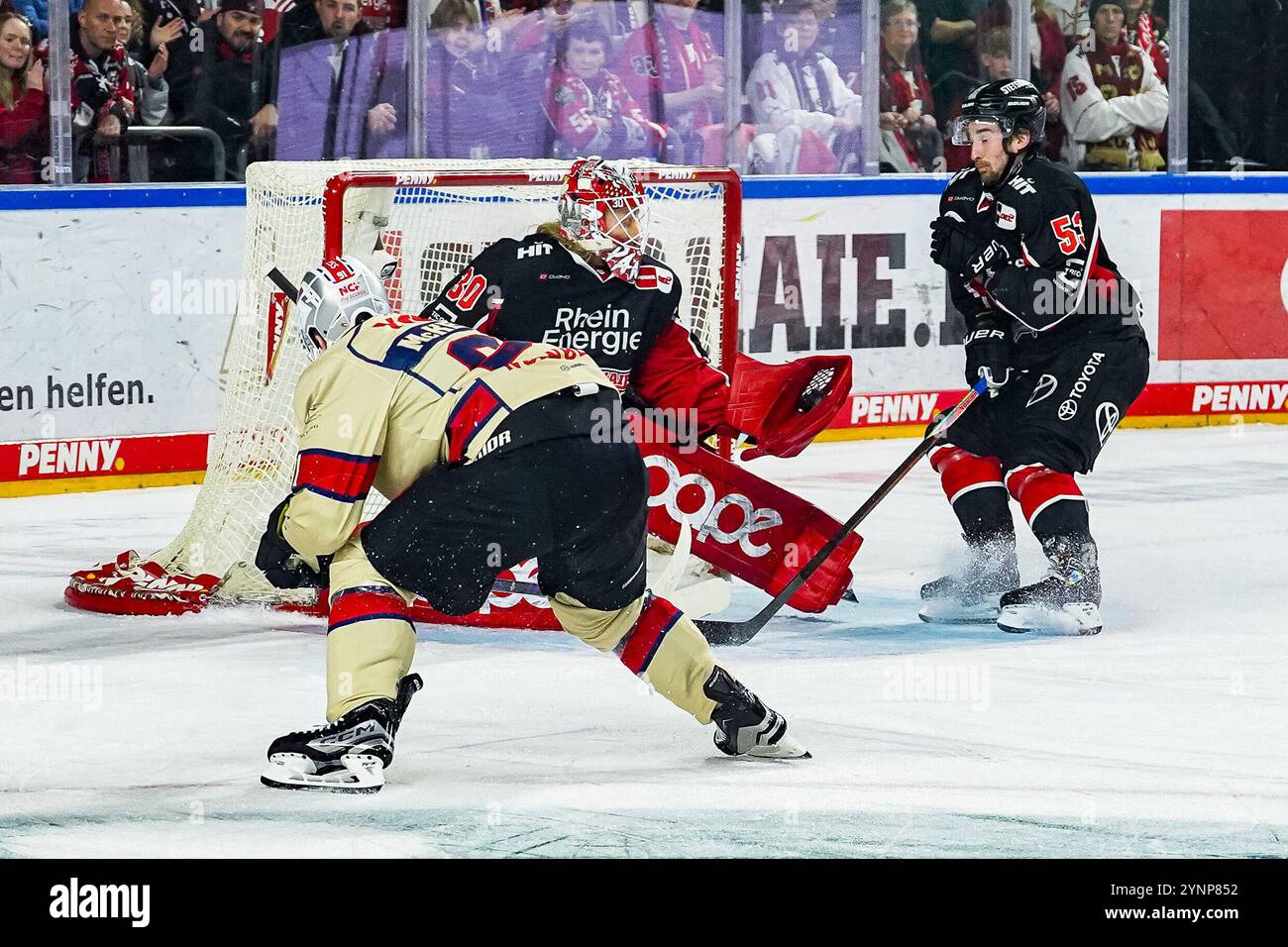 Germania. 26 novembre 2024. Eishockey Penny-DEL 20.Spieltag Koelner Haie - Nuernberg Ice Tigers AM 26.11.2024 in der Lanxess Arena a Koeln Jeremy McKenna ( Nuernberg ), links - Mirko Pantkowski ( Koeln ), mitte - Adam Almquist ( Koeln ), rechts Gemaess den Vorgaben der Deutsche Eishockey Liga ist die Publikation und Weiterverwer Foto: Revierfoto credito: ddp media GmbH/Alamy Live News Foto Stock