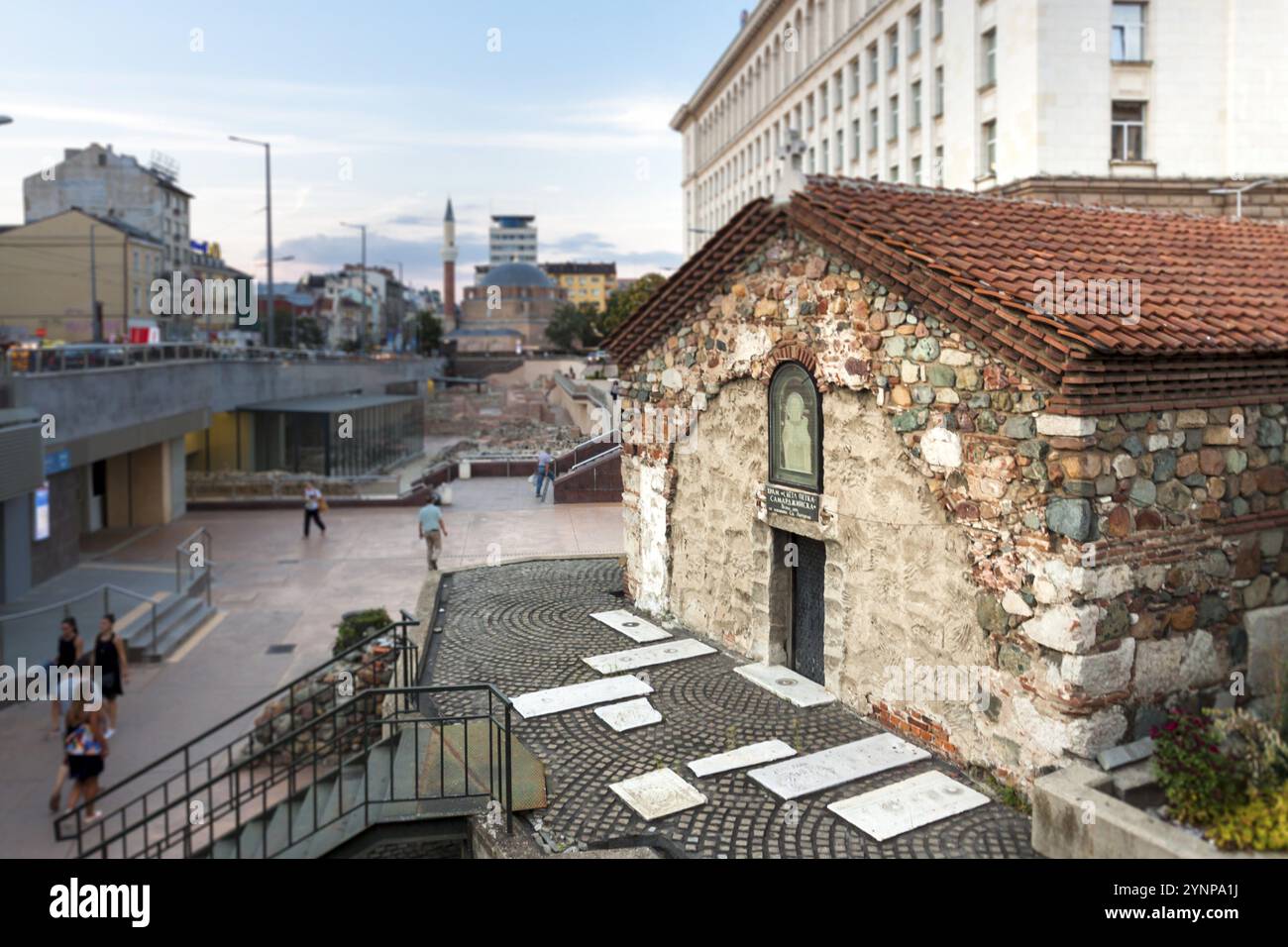 Rovine della vecchia civiltà in un tramonto estivo. Sofia, Bulgaria, Europa Foto Stock