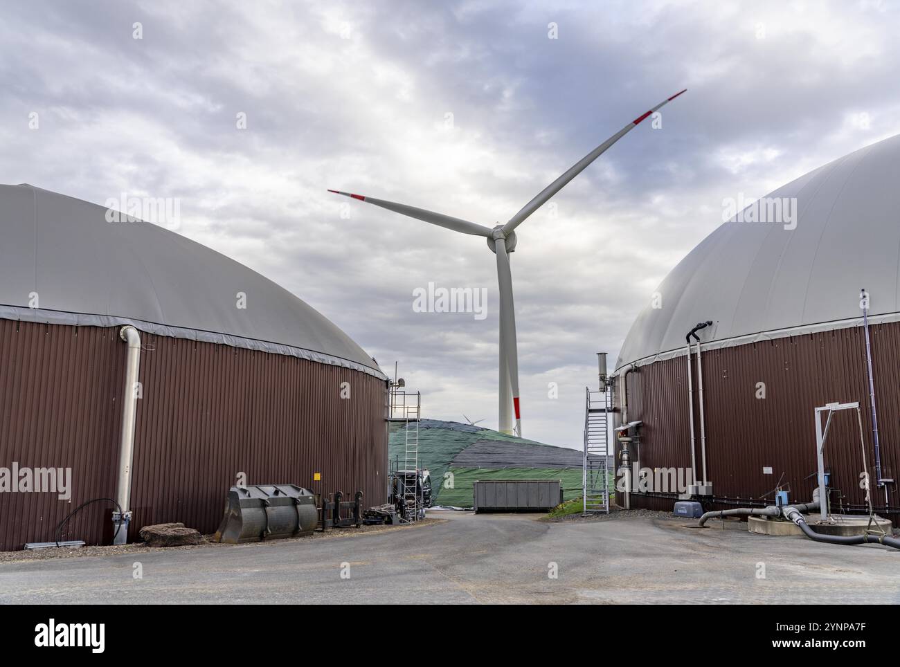 L'impianto di biogas produce gas da varie biomasse, l'elettricità viene generata in impianti di cogenerazione di calore e di energia elettrica con il biogas prodotto e venduto a Compan Foto Stock