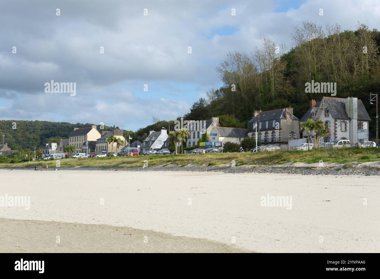 Città costiera con case sulla spiaggia, circondata dalla natura e coperta da nuvole, Plage Saint Efflamm, Plestin-les-Greves, Breton Plistin, Arrondiss Foto Stock