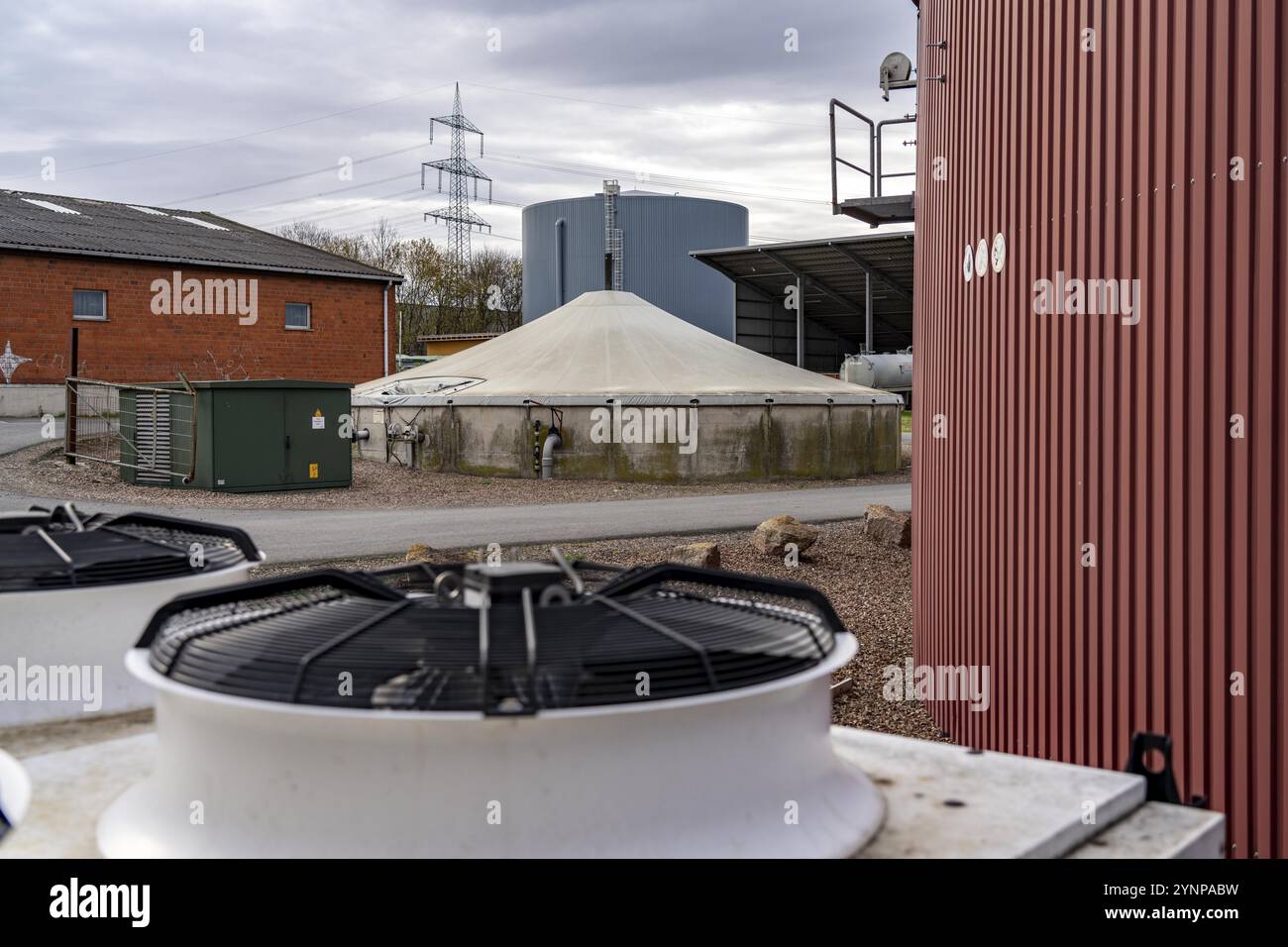 Serbatoio di accumulo del calore di un impianto di biogas, 5000 metri cubi di acqua calda per l'energia di buffering, per l'alimentazione di riscaldamento locale, il gas è prodotto da vari b Foto Stock