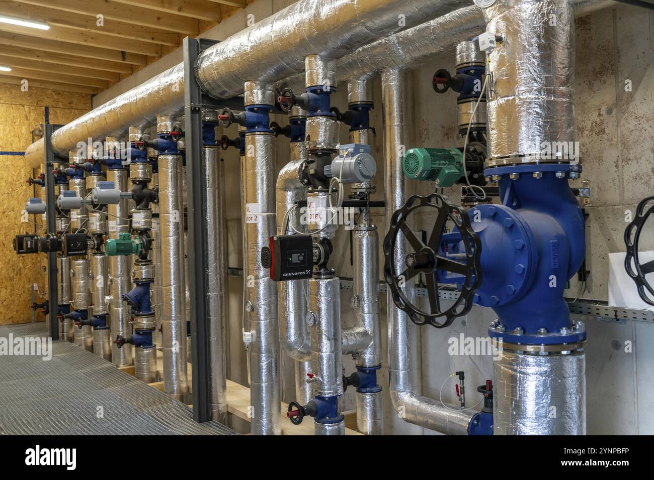 Condutture, elementi di controllo del serbatoio di accumulo del calore di un impianto di biogas, 5000 metri cubi di acqua calda per l'energia di buffering, per l'alimentazione di riscaldamento locale Foto Stock