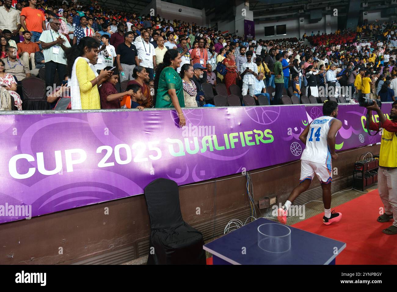 Chennai, India. 25 novembre 2024. La squadra indiana di basket maschile ha raggiunto un traguardo significativo sconfiggendo il Kazakistan 88-69 nella quarta partita del gruppo e della FIBA Asia Cup Qualifiers 2025 tenutasi a Chennai, India. Credito: Ranjith Kumar/Alamy Live News. Foto Stock