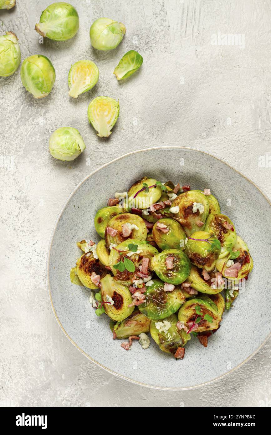 Cavoletti di bruxelles arrostiti, con pancetta, piatti vegetariani, fatti in casa, niente persone Foto Stock