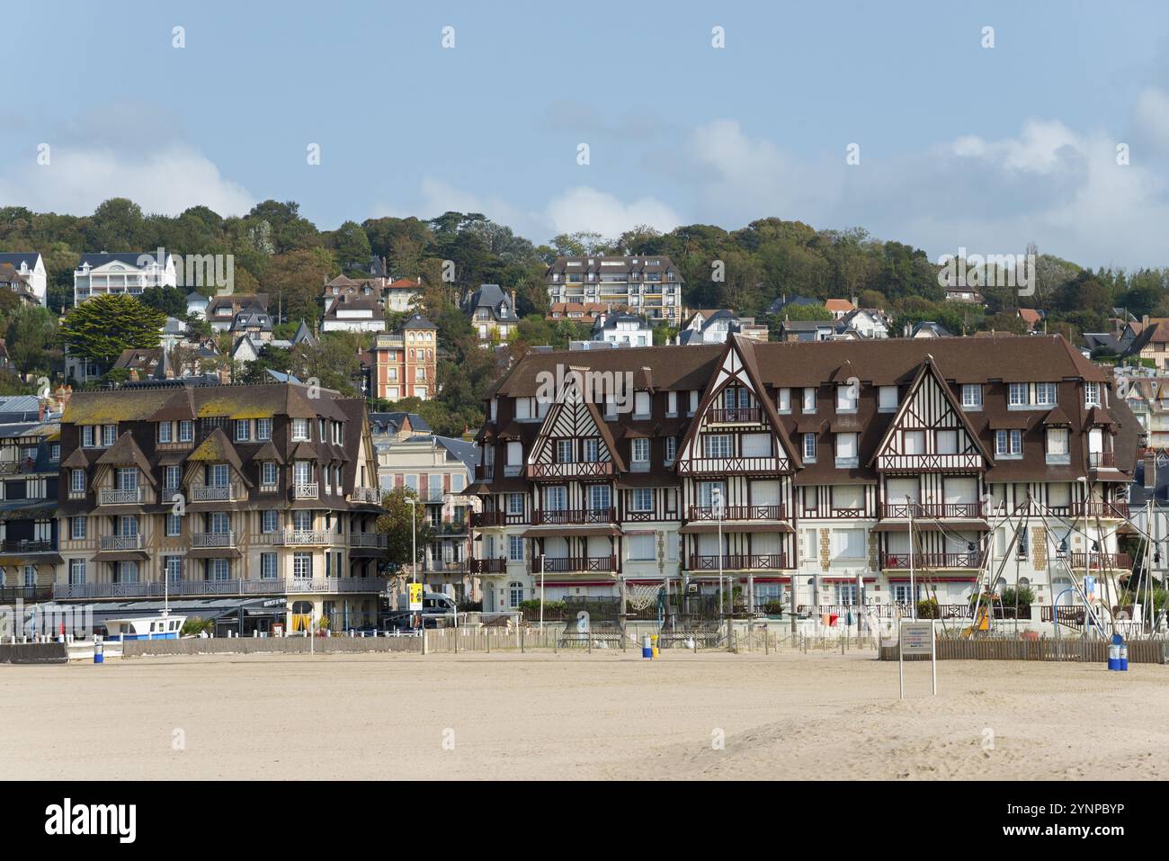 Tradizionali case in legno in una città costiera di fronte a una collina boscosa, Trouville-sur-Mer, Trouville, CRur Cote Fleurie, Honfleur-Deauville, L Foto Stock