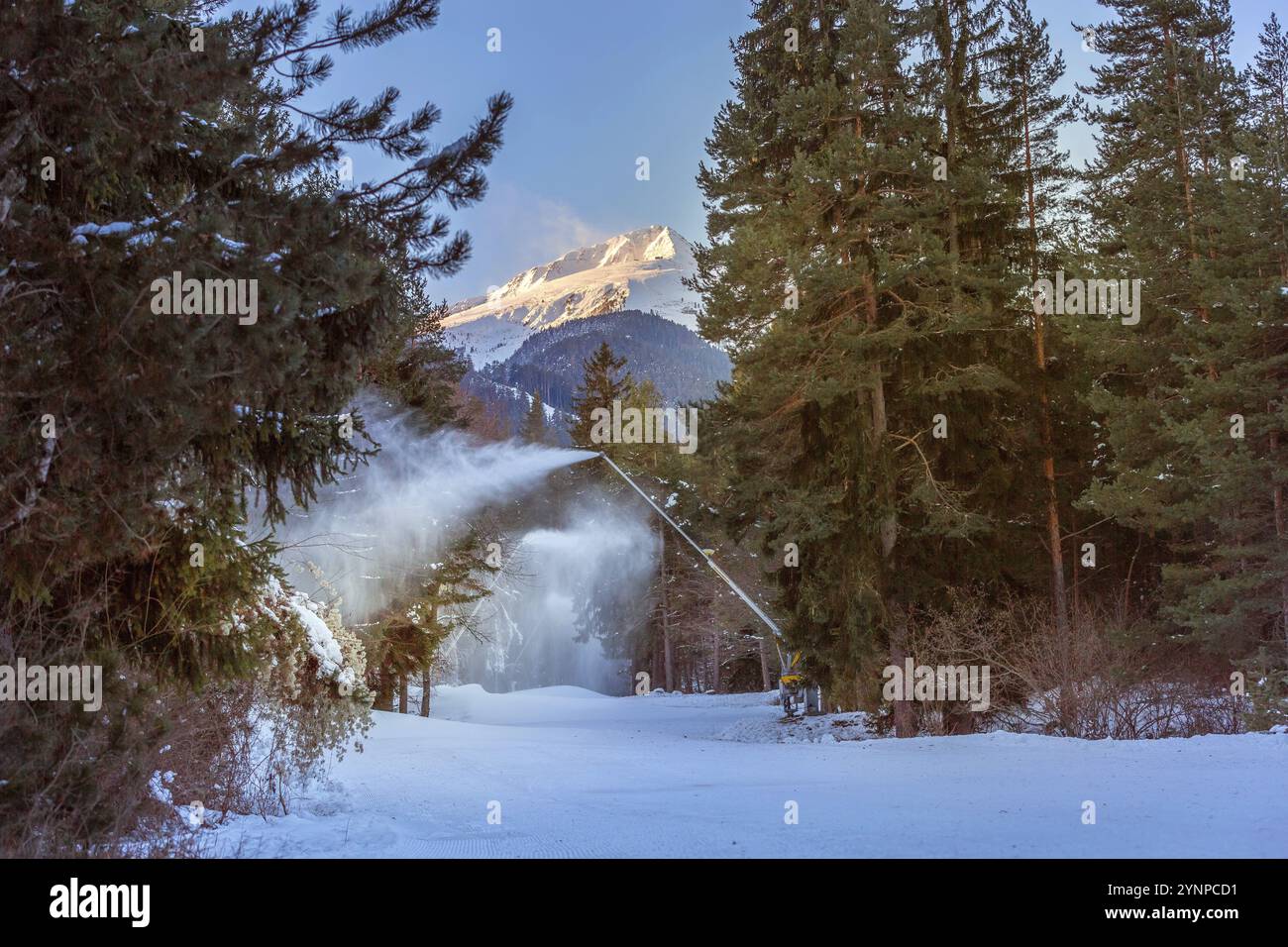 Stazione invernale di Bansko, panorama bulgaro con pista da sci e cannoni da neve Foto Stock