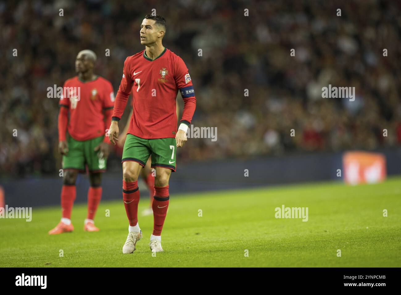 Partita di calcio, il capitano Cristiano RONALDO CR7 Portugal ha appena preso un calcio di punizione con il piede destro e segue la direzione della palla, sequenza Foto Stock