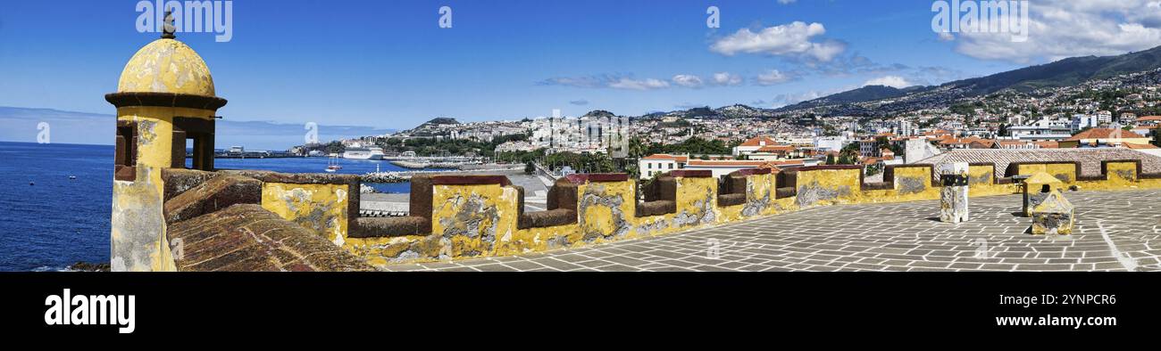 Panorama di Funchal dalla fortezza Fortaleza de Sao Ttiago, Madeira Foto Stock