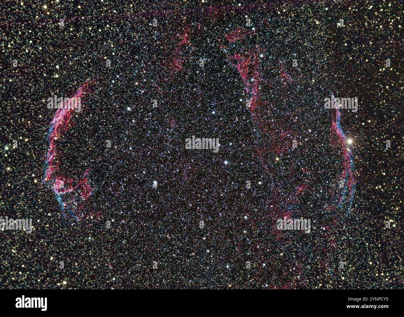 La Nebula di Cirrus è una nebulosa a emissione e riflessione a circa 2400 anni luce dalla Terra Foto Stock