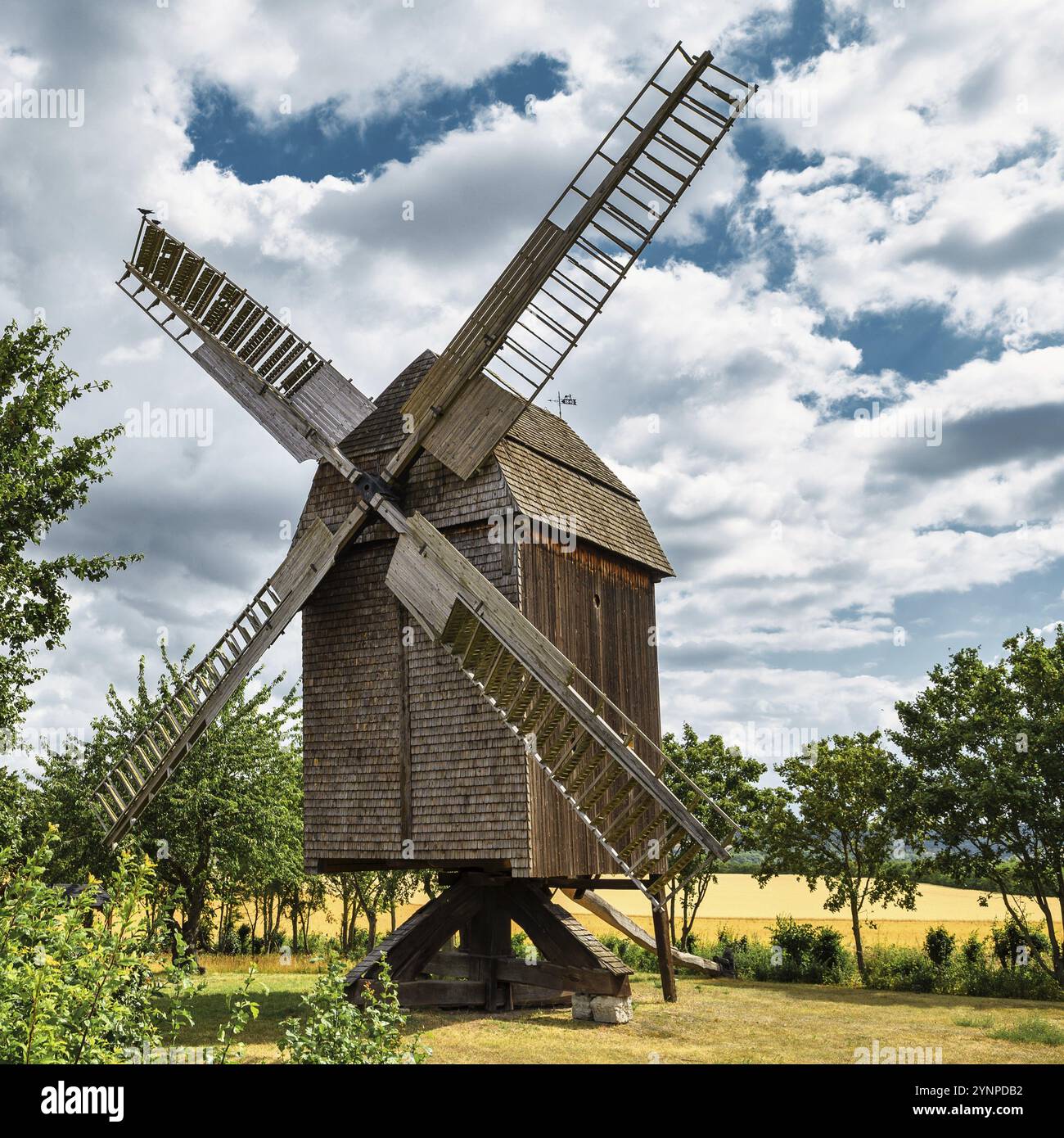 Una vista di un bel mulino a vento in Germania in un ambiente naturale e un occhio catcher per i turisti Foto Stock