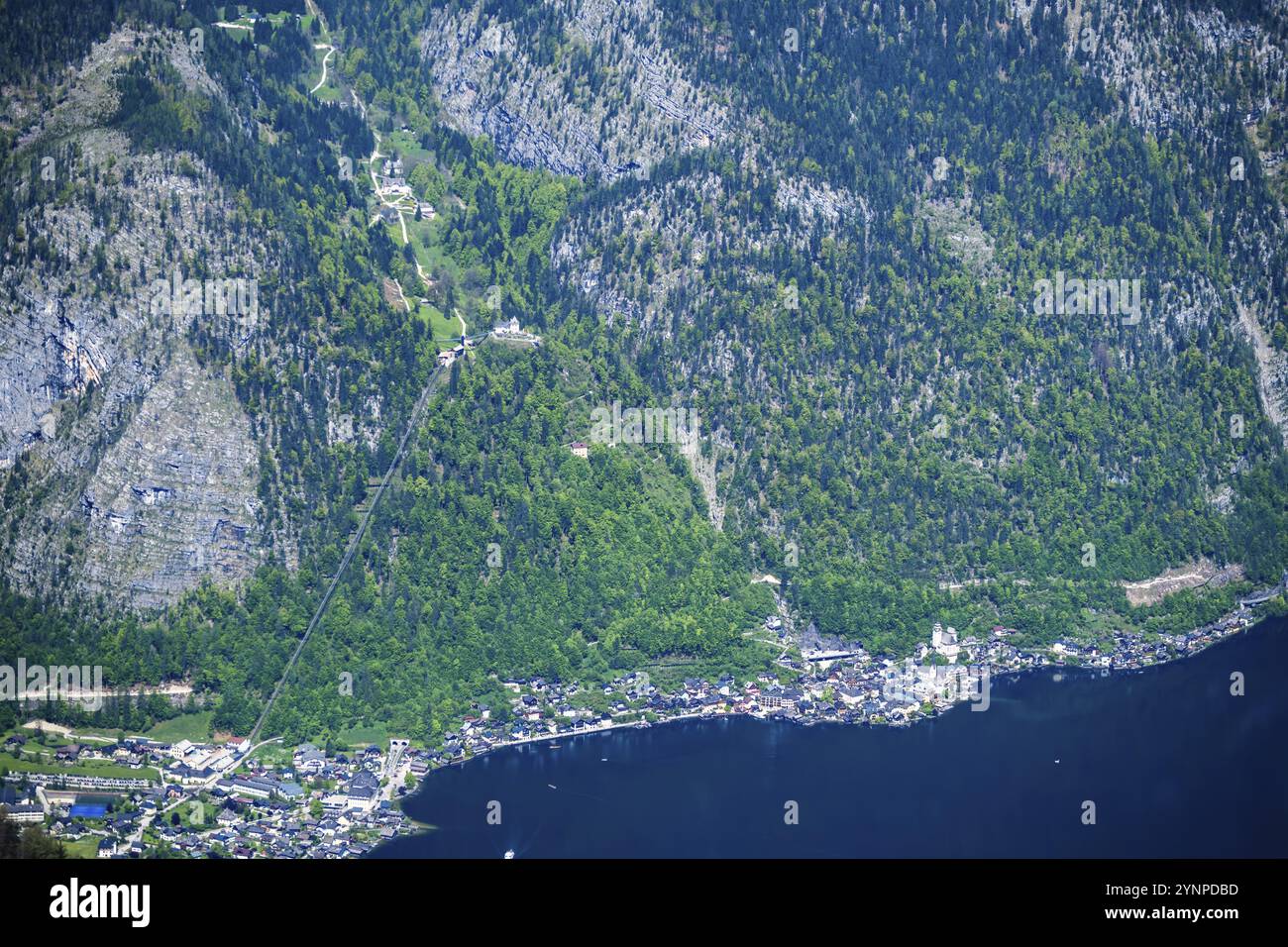 Vista di Hallstatt dai monti Dachstein in Austria Foto Stock