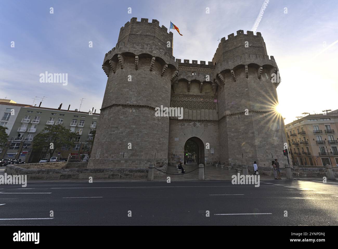 Serranos Torri a Valencia al sole così come la strada di fronte. Solo pochi pedoni Foto Stock