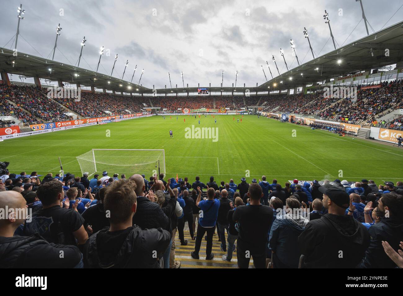 LUBIN, POLONIA - 6 AGOSTO 2023: Partita di calcio polacca PKO Ekstraklasa tra KGHM Zaglebie Lubin e Lech Poznan 1:1. Sostenitori di Lech e Aerial vi Foto Stock