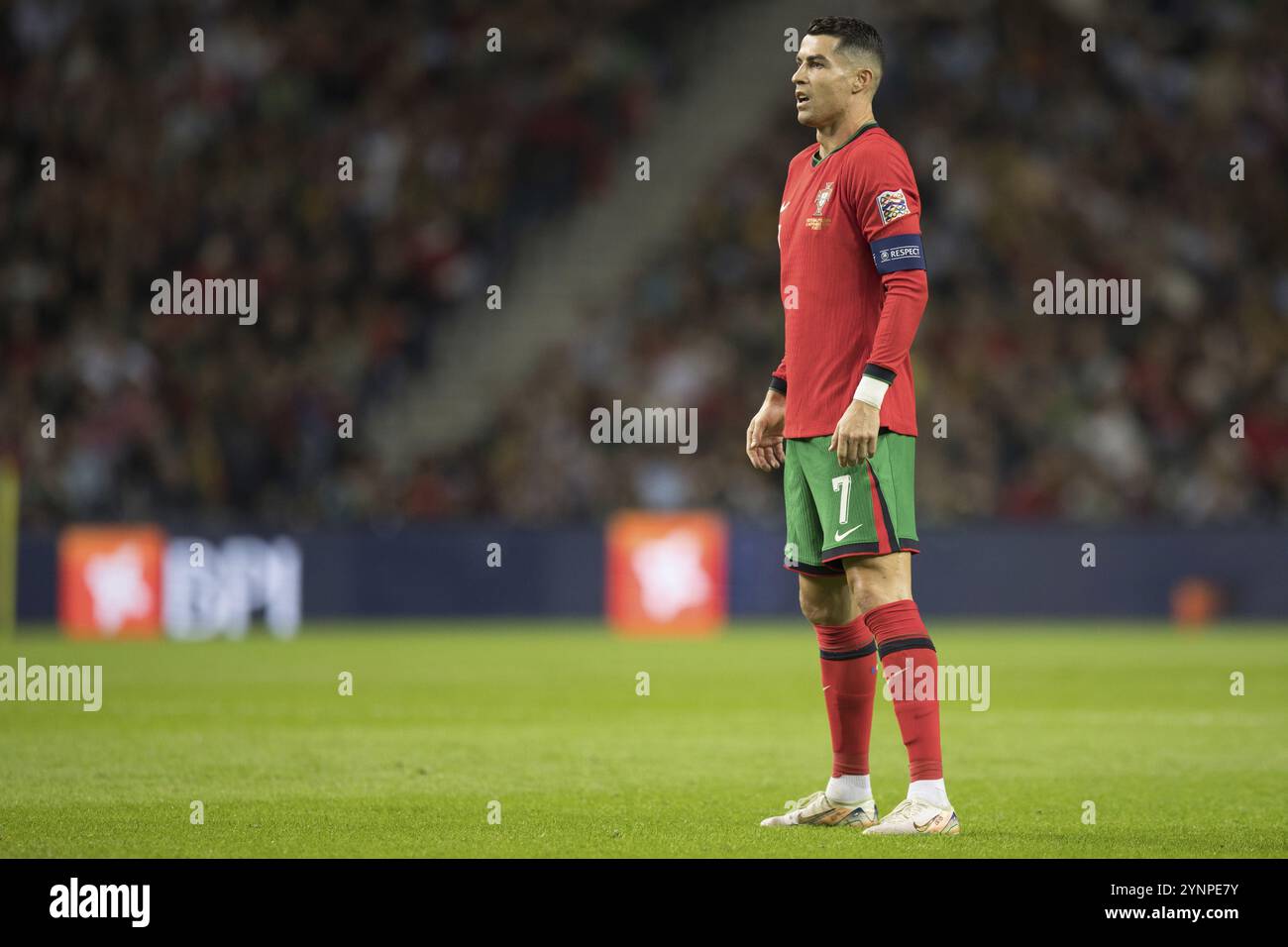 Partita di calcio, capitano Cristiano RONALDO CR7 Portogallo davanti al calcio di punizione in vista del gol, sequenza 8, Estadio do Dragao, Porto, Portogallo Foto Stock
