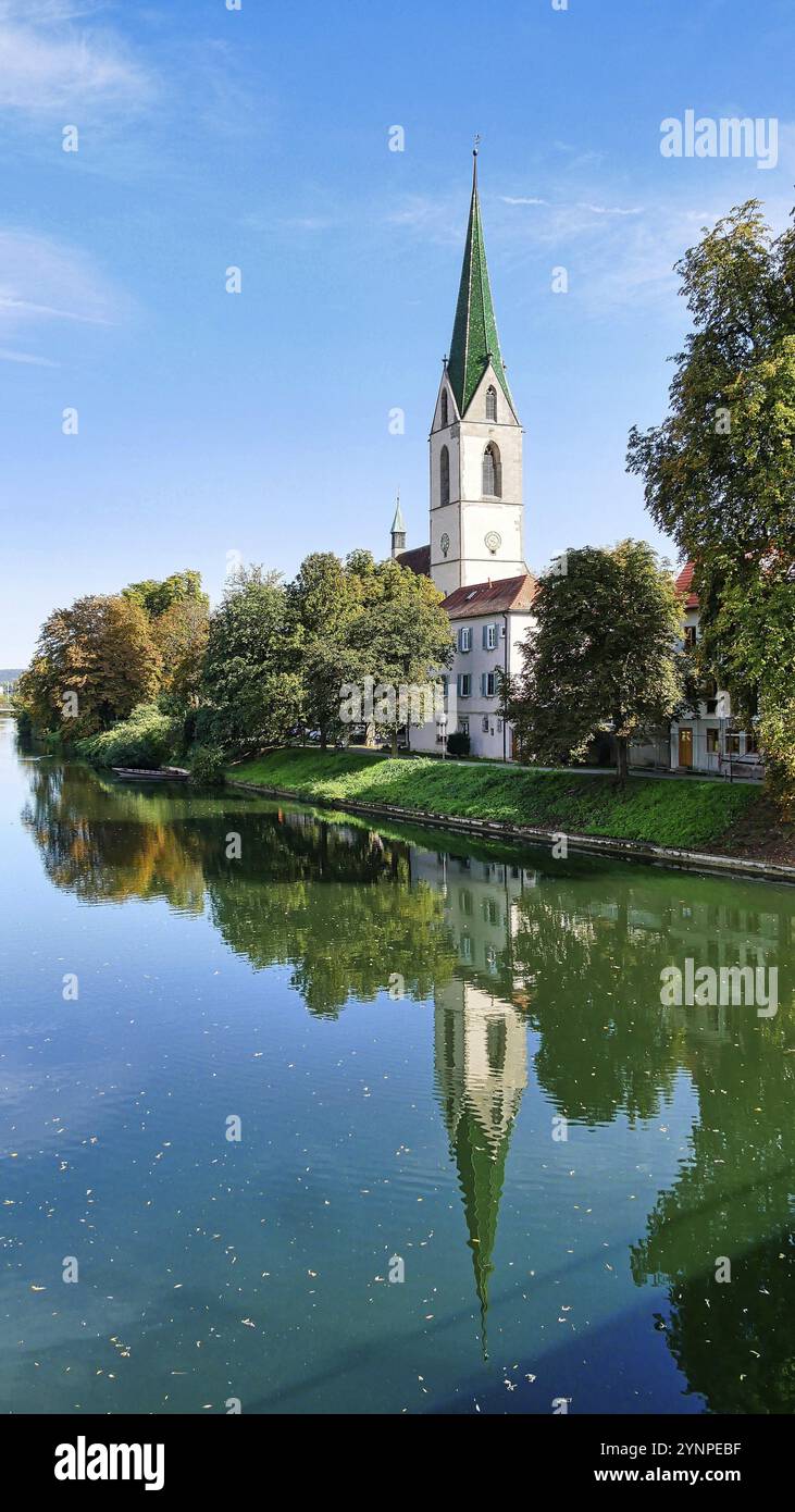 Vista sul lungofiume di Rottenburg am Neckar e sulla chiesa Foto Stock