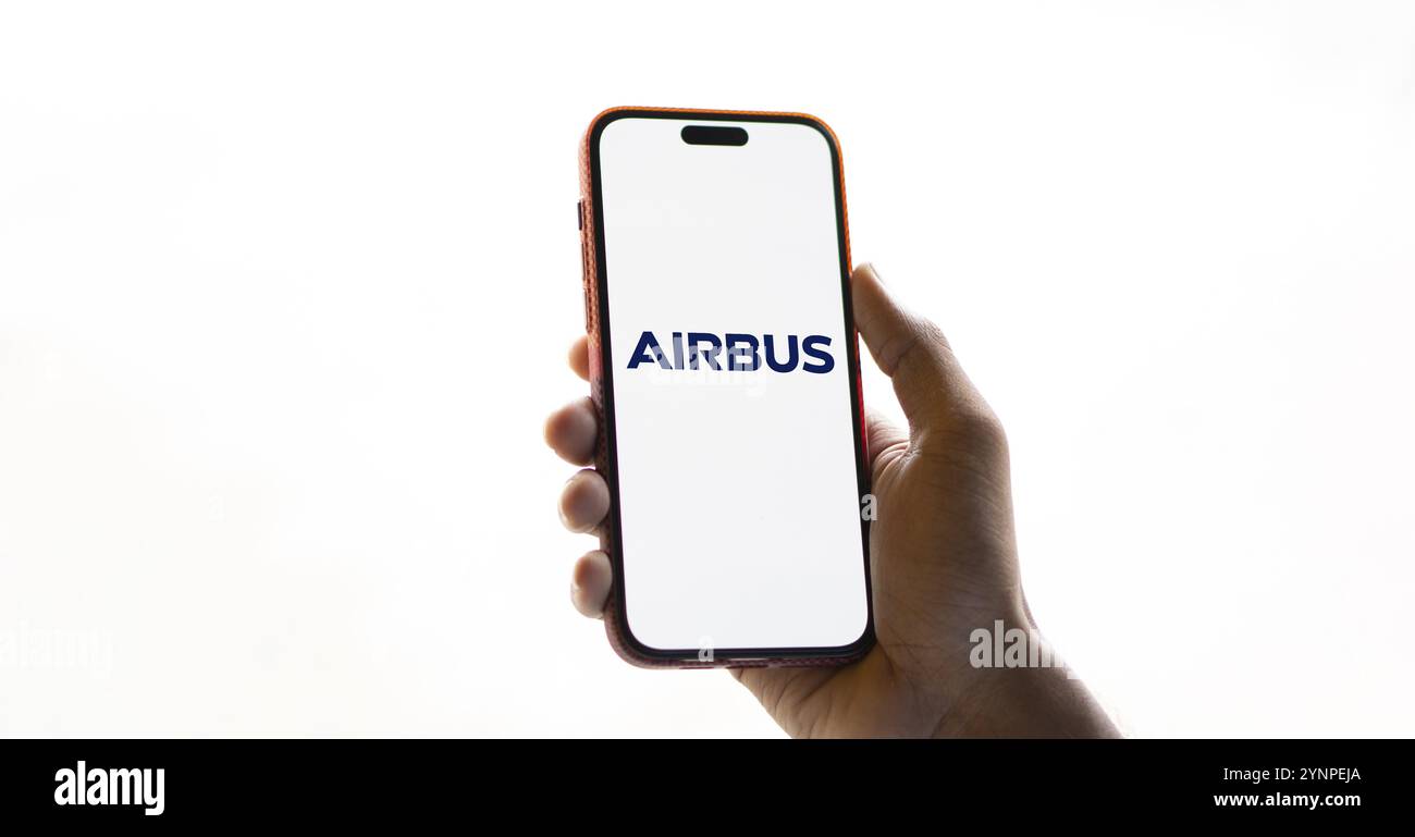 Il logo Airbus viene visualizzato sullo smartphone. Airbus se è una società aerospaziale europea. Foto Stock