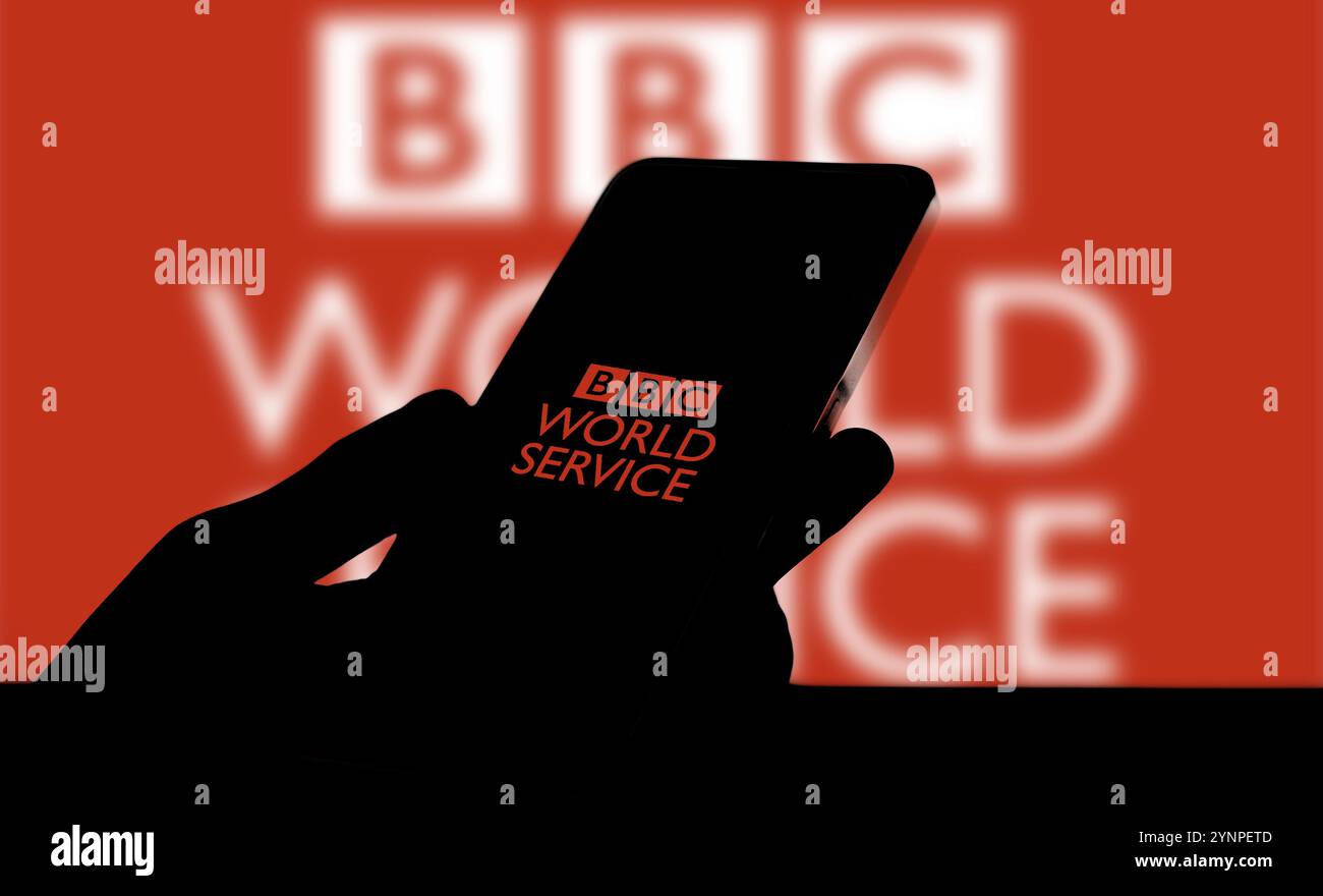Logo BBC News sullo schermo dello smartphone con informazioni aggiornate. Foto Stock