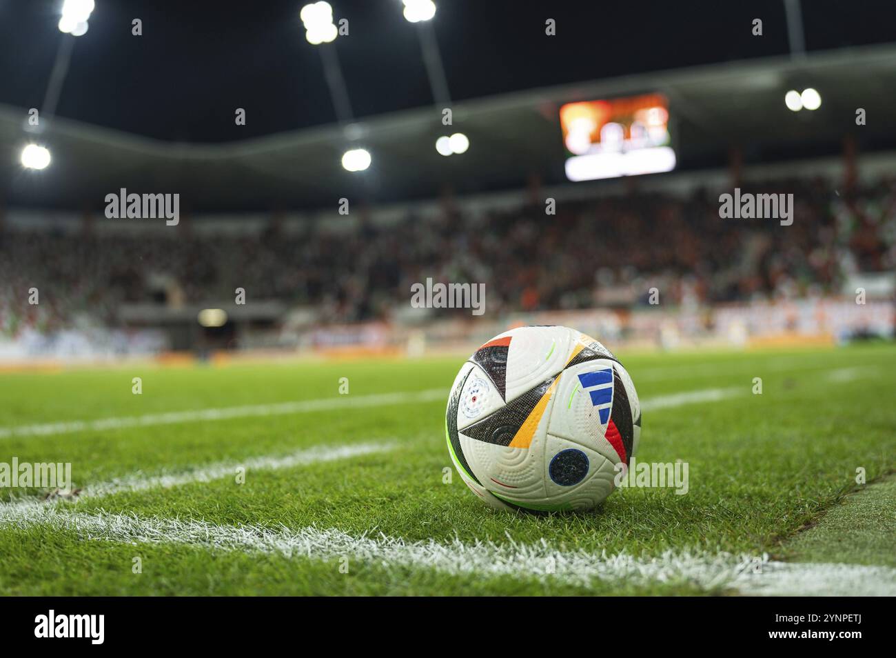 LUBIN, POLONIA - 22 NOVEMBRE 2024: Partita di calcio polacca PKO Ekstraklasa tra KGHM Zaglebie Lubin vs Motor Lublin. Palla vicino alla linea. Foto Stock