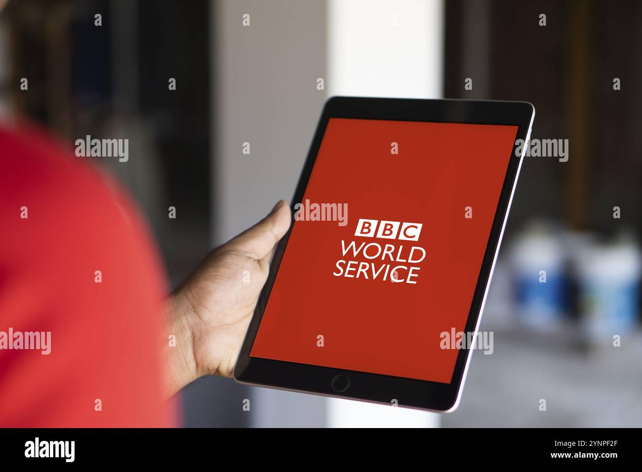 Logo BBC News sullo schermo dello smartphone con informazioni aggiornate. Foto Stock