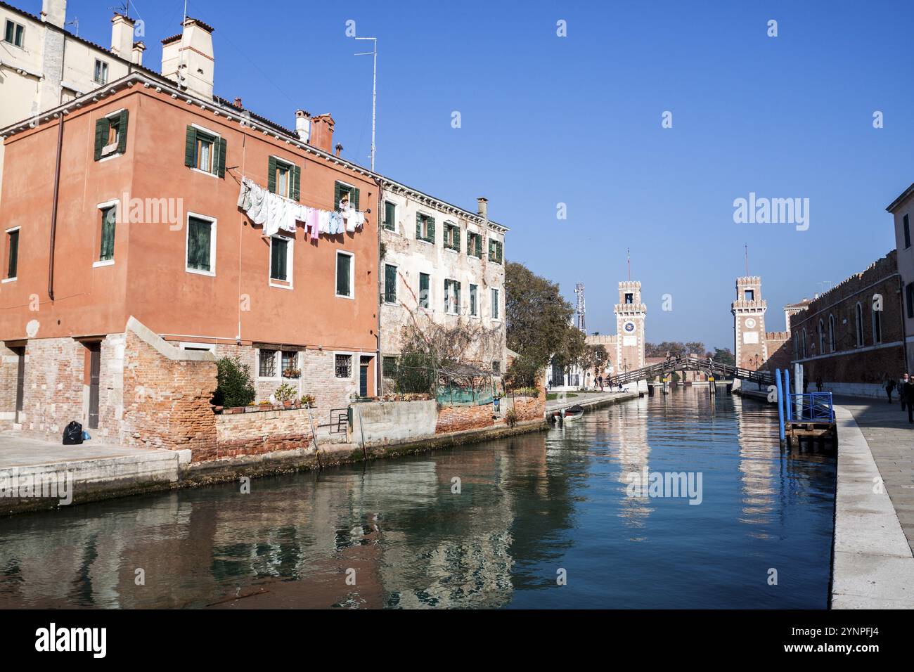 Accesso all Arsenale nella luce del sole di mattina. Venezia, Veneto. Italia Foto Stock