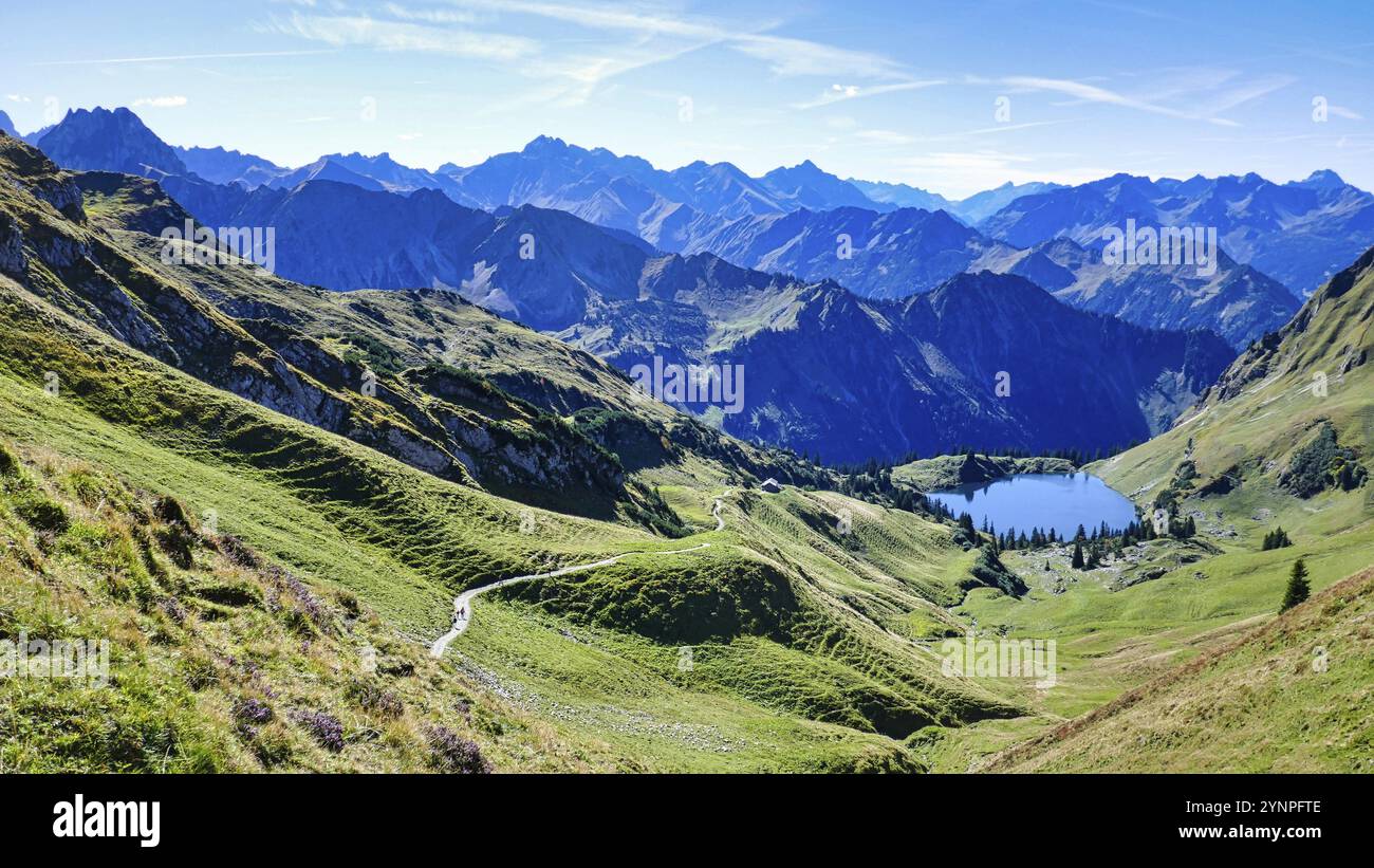 Oberstdorf, vista panoramica sulle montagne con il glorioso tempo estivo, cielo azzurro Foto Stock