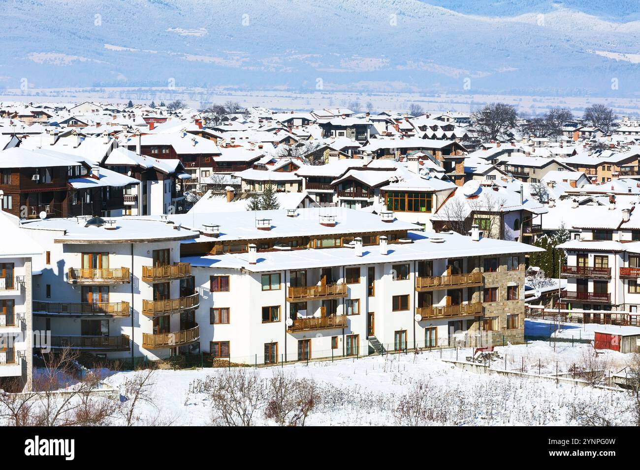 Case con il panorama dei tetti di neve della stazione sciistica bulgara di Bansko, Bulgaria, Europa Foto Stock