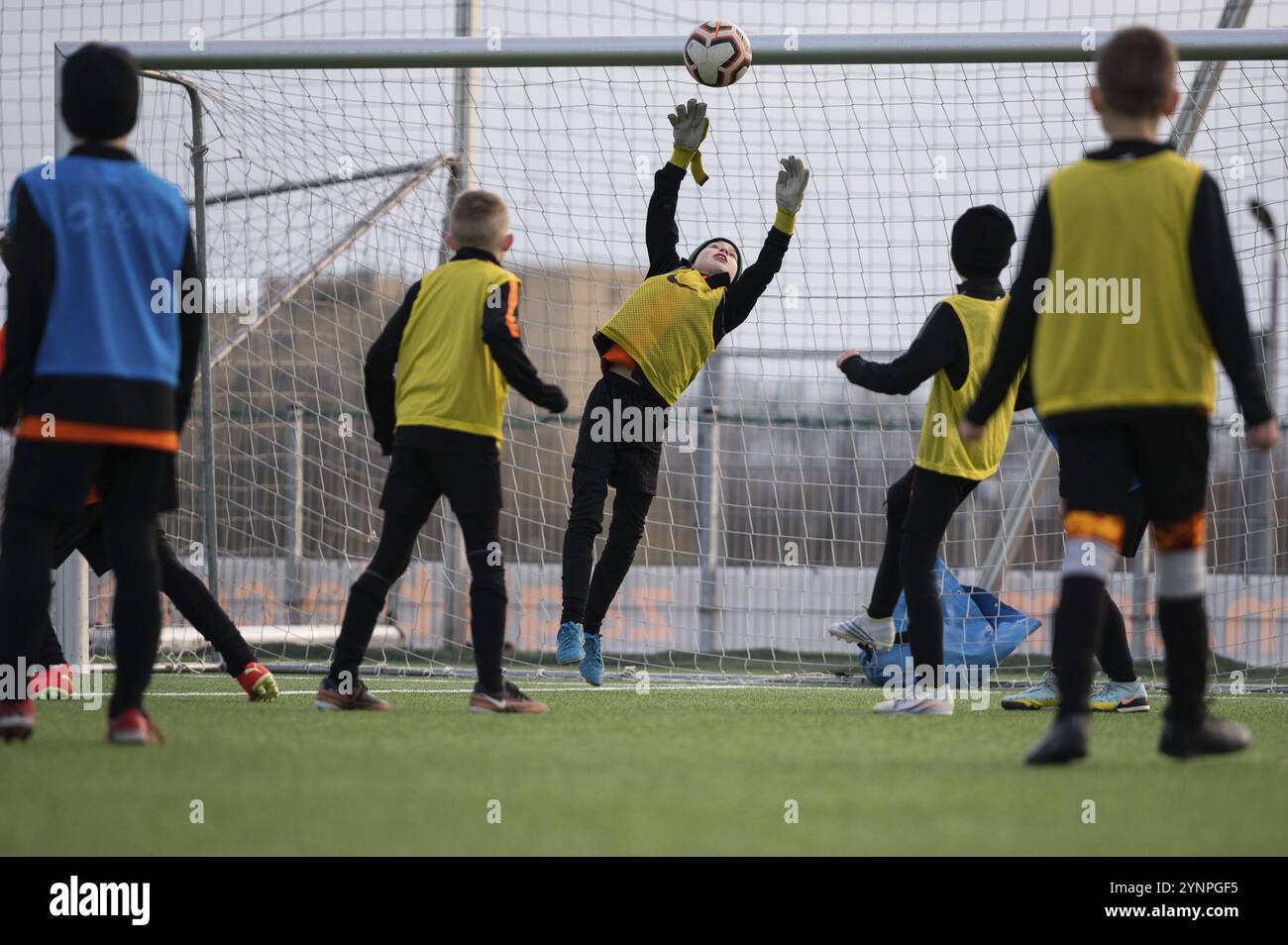 LUBIN, POLONIA - 22 FEBBRAIO 2023: Treining del gruppo di allora U10 in Football Academy KGHM Zaglebie. Foto Stock