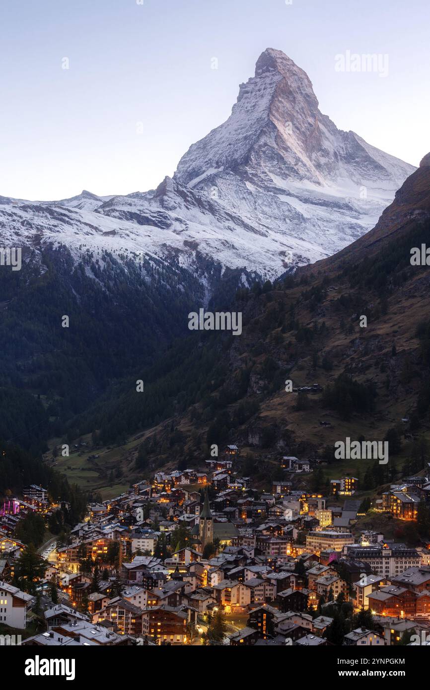Zermatt, Svizzera, 7 ottobre 2019: Veduta aerea del crepuscolo notturno della città e vetta della neve del Cervino nella famosa stazione sciistica svizzera, Alpi svizzere, Europa Foto Stock