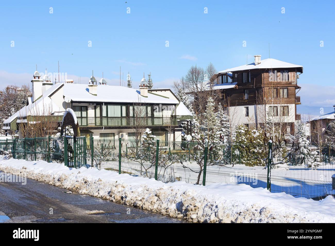 Chalet in legno, case e paesaggi innevati nella località sciistica bulgara di Bansko, Bulgaria, Europa Foto Stock