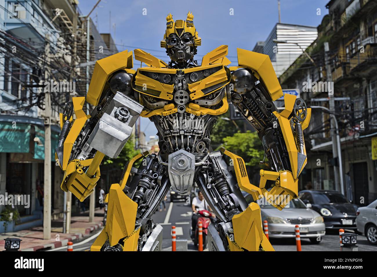 Statua di Bumblebee a China Town a Bangkok nel mezzo di una rotatoria Foto Stock