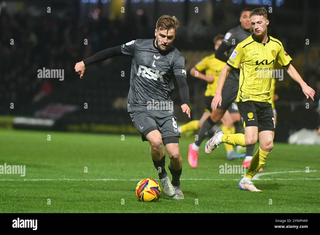 Burton upon Trent, Inghilterra. 26 novembre 2024. Luke Berry e Jack Armer durante la partita Sky Bet EFL League One tra Burton Albion e Charlton Athletic al Pirelli Stadium. Kyle Andrews/Alamy Live News Foto Stock