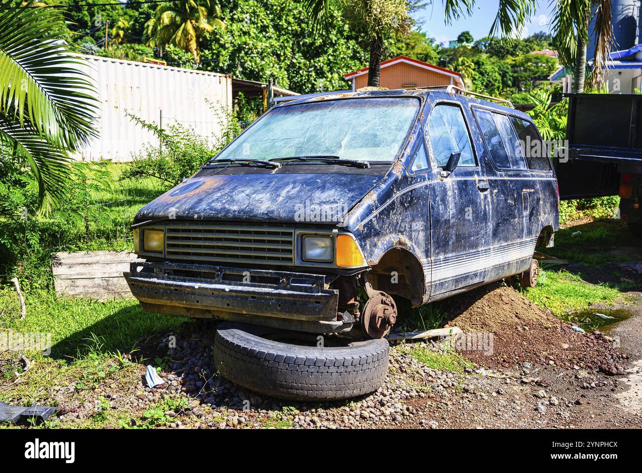 Le auto di scarto sulle isole caraibiche sono ovunque Foto Stock